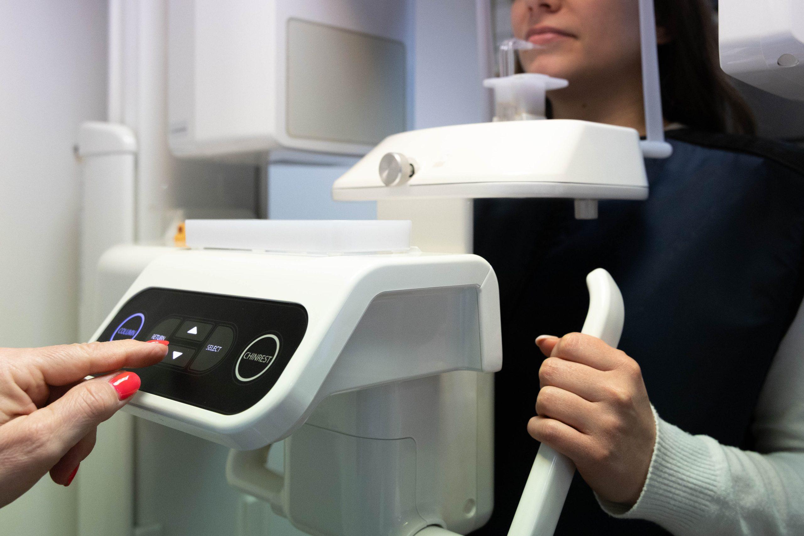 Fogászati panoráma röntgen készülék használata során pácienssel a budapesti Centrocc Dental rendelőben